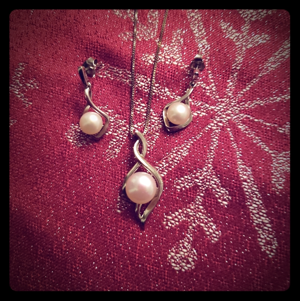 Sold!! Kay pearl 14k earrings and necklace set